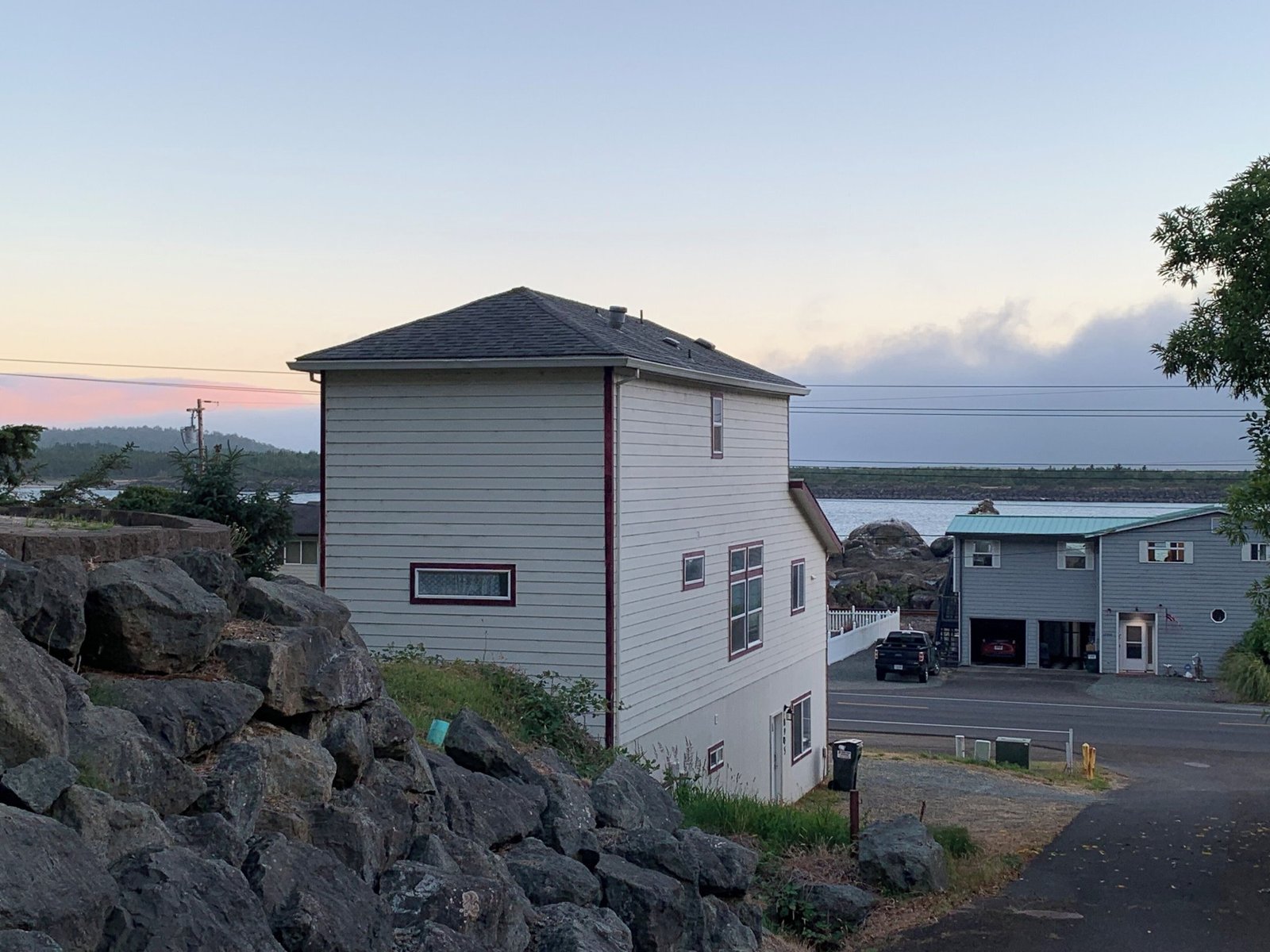 Cozy 3-bedroom house in amazing Rockaway Beach with WiFi
