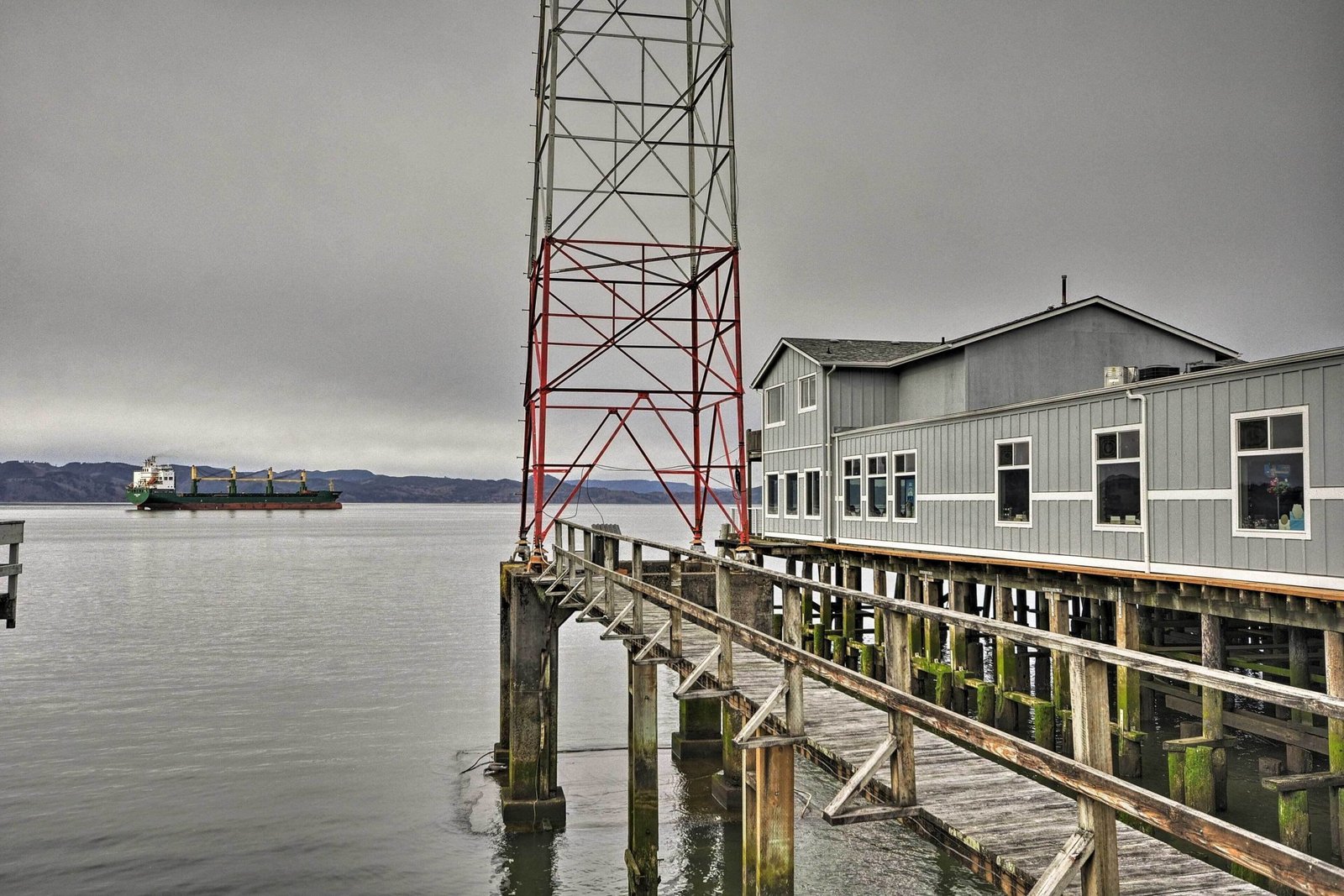 Sleek Riverfront Condo on Pier (Astoria)