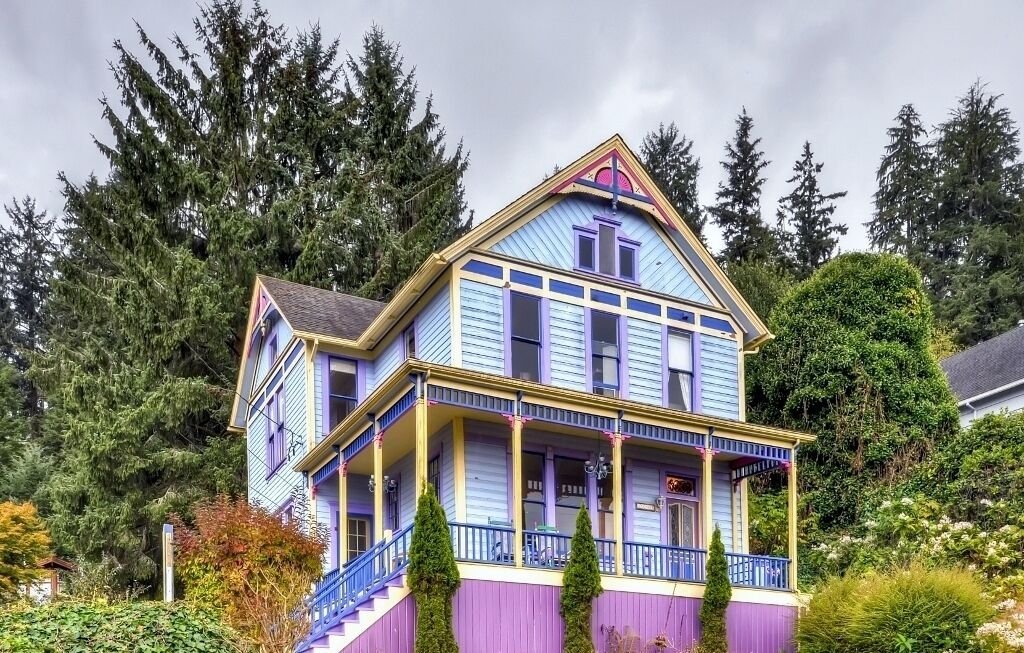 Astoria Painted Lady' Historic Apt w/ River View