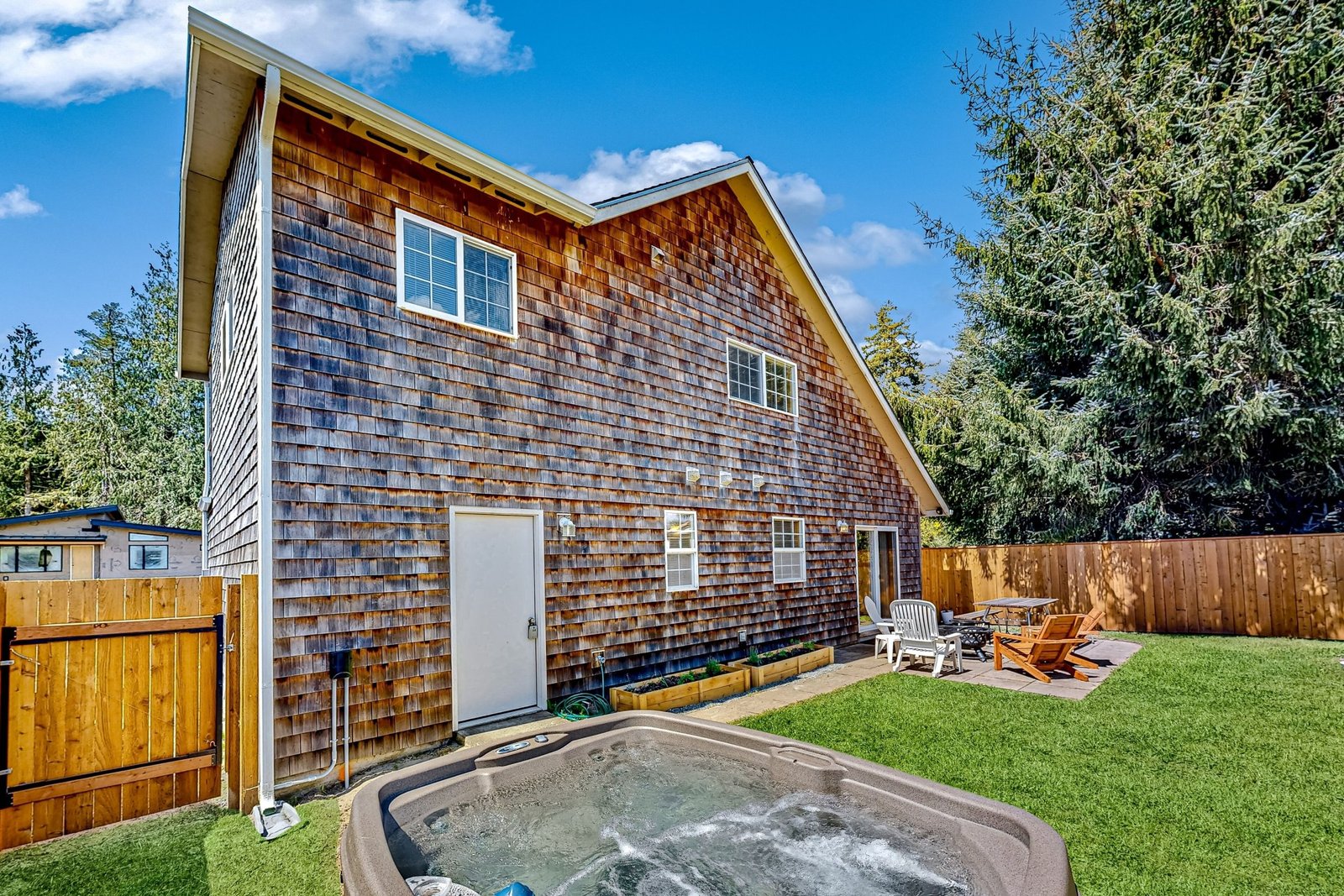 Dog-friendly peaceful sanctuary with private hot tub, foosball, fireplace, W/D (Manzanita)