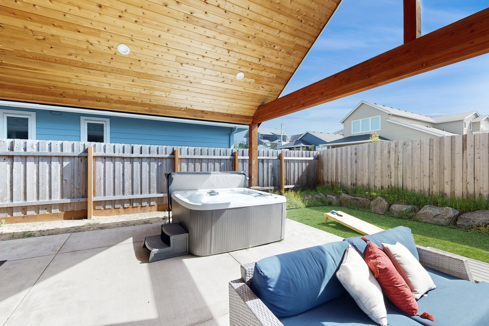 Modern beach beauty with a hot tub, gas firepit, Ping-Pong table & gas fireplace (Manzanita)