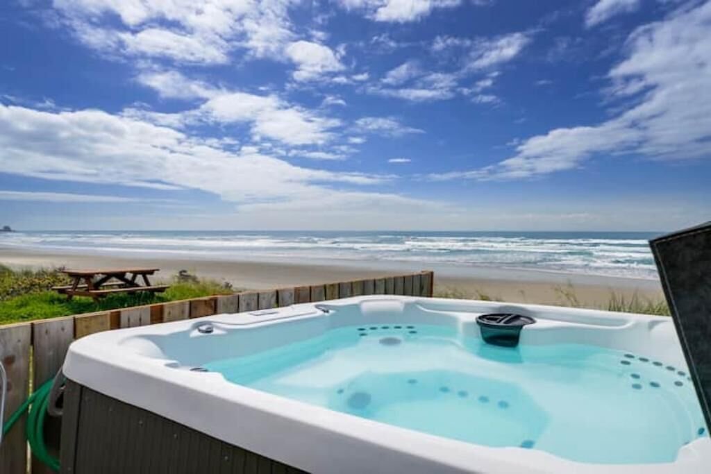 Oceanfront Vacation House - Pet Friendly (Rockaway Beach)