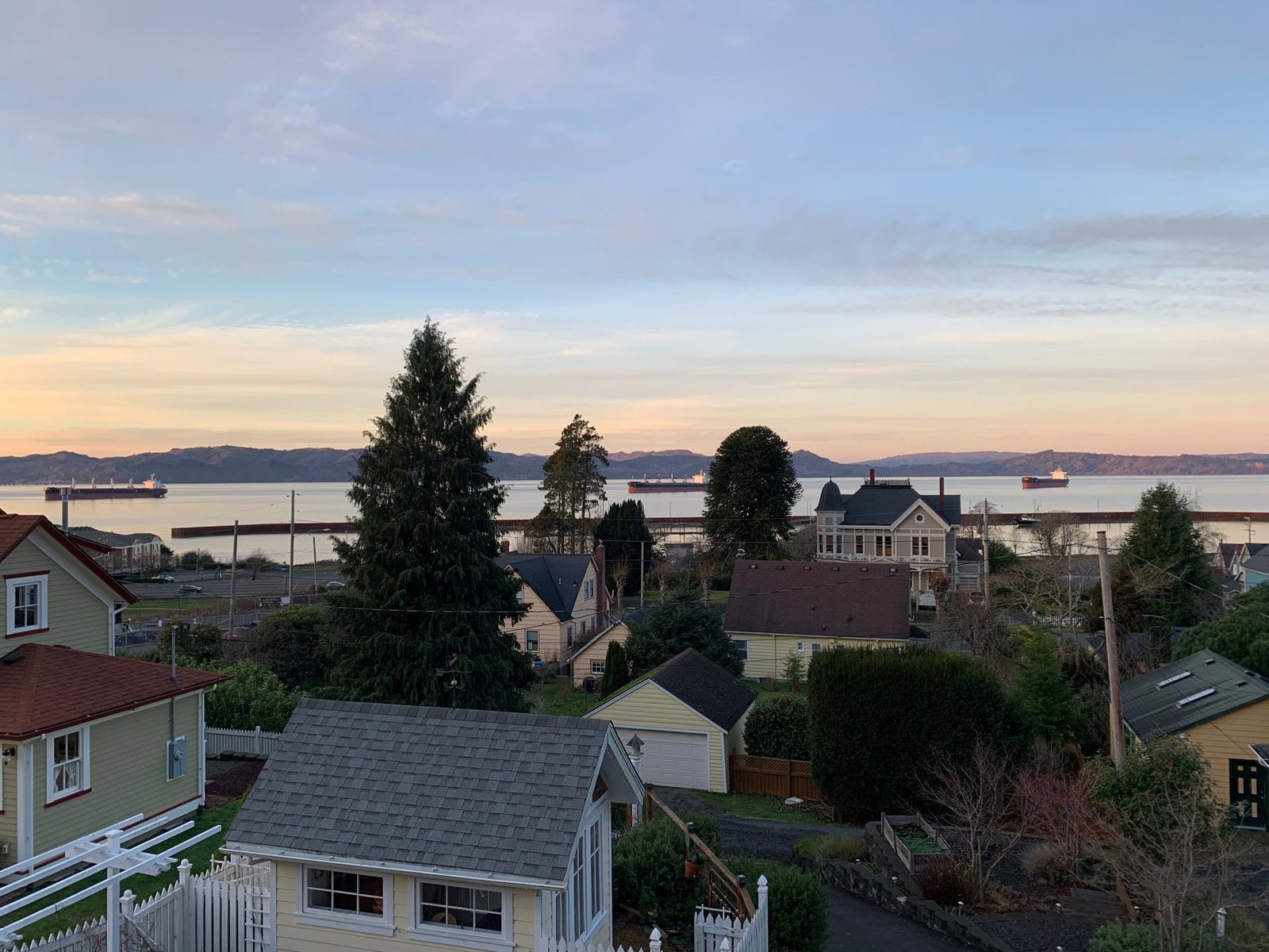 Charming and spacious 2-story home with amazing views of the Columbia River (Astoria)
