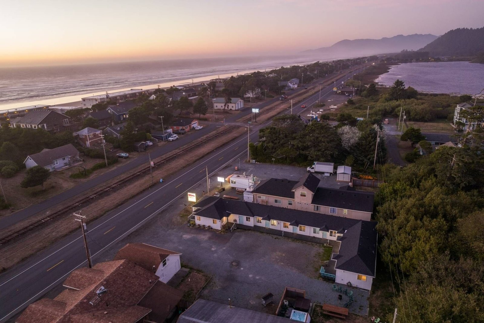 Excellent Location, Pet Friendly, 2 Blocks From Beach, Kitchen, WiFi, Fire-Pit, Unit One (Rockaway Beach)