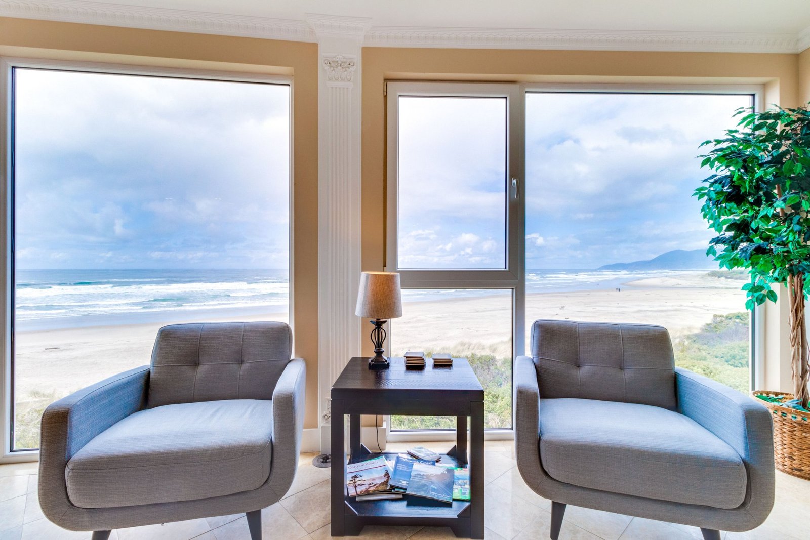 Gorgeous oceanfront condo with great views & beach access (Rockaway Beach)